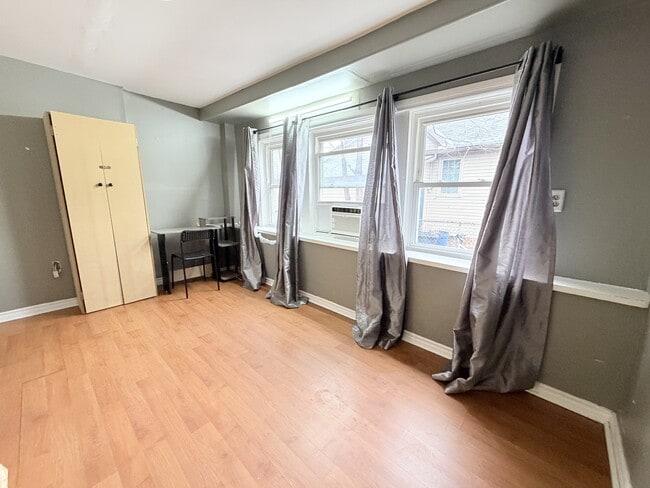 Building Photo - 337 Maxwell St