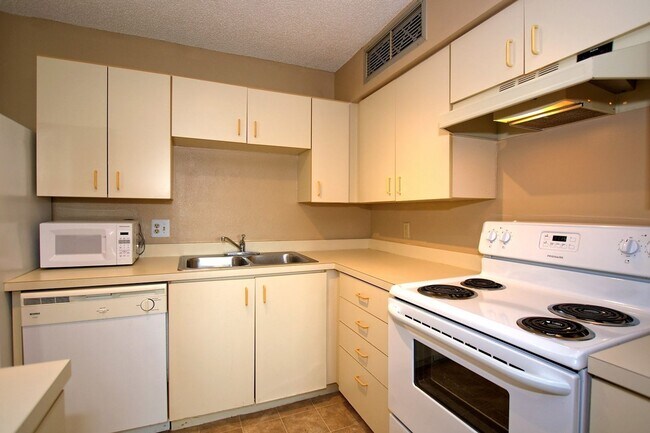 Foto del edificio - Nice 1 bed/ 1 bath second-floor condo at Lakewood Park Condominium
