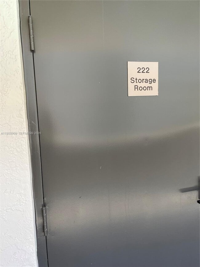 Foto del edificio - 2121 Collier Ave