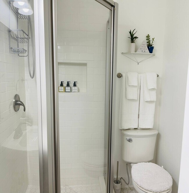Baño de la planta baja - 847 W 24th St