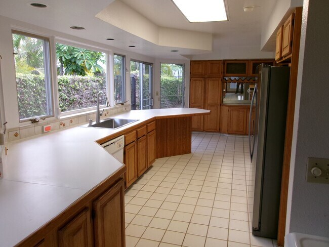 Building Photo - 580 N Kalaheo Ave
