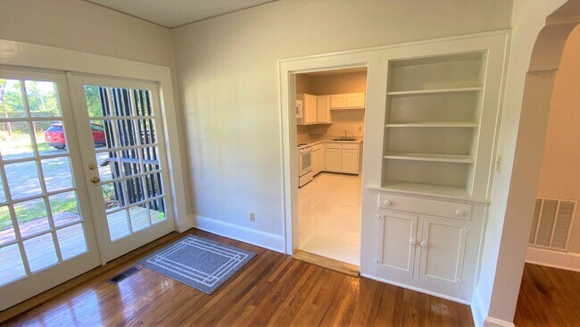 Building Photo - Heart of Midtown Historic Home 4/2 w/ Hard...
