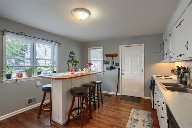 Building Photo - 28 E Willow St