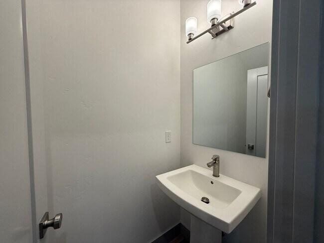 Foto del edificio - 815-819 W. Williams St