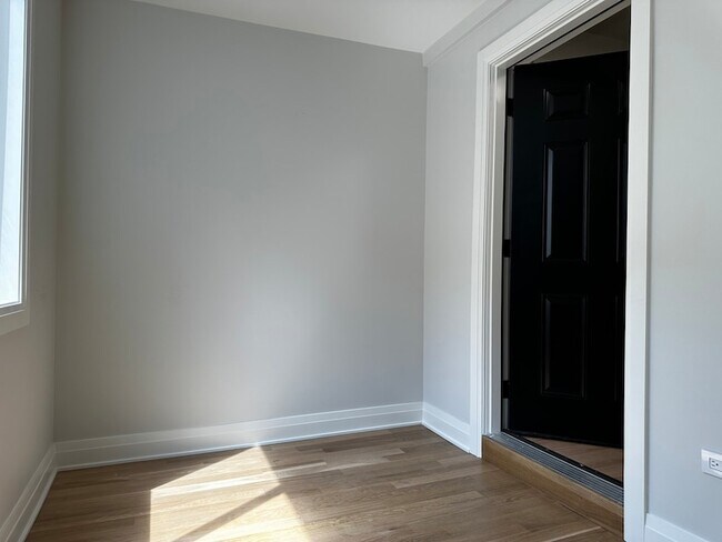 Foto del edificio - 869 N Hermitage Ave