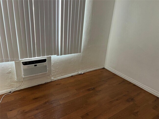 Foto del edificio - 6949 Byron Ave