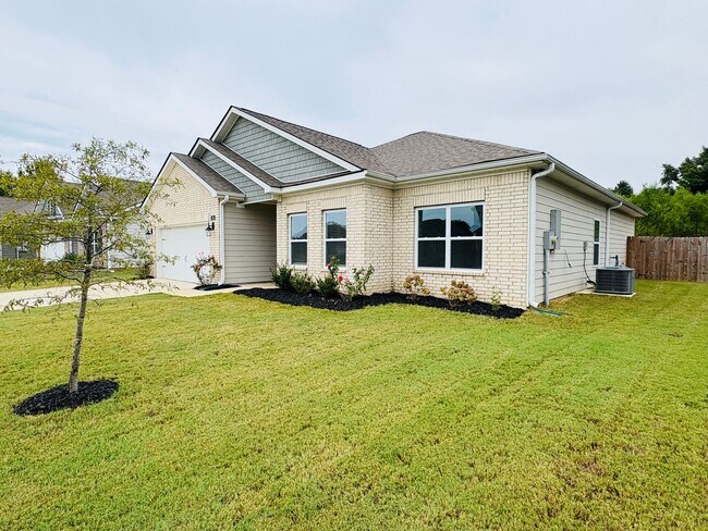 Building Photo - Charming Home in the New Village Park Neig...