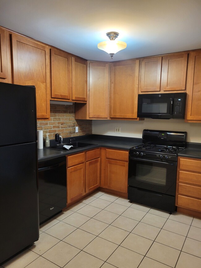 Building Photo - 2099 Vernon Dr