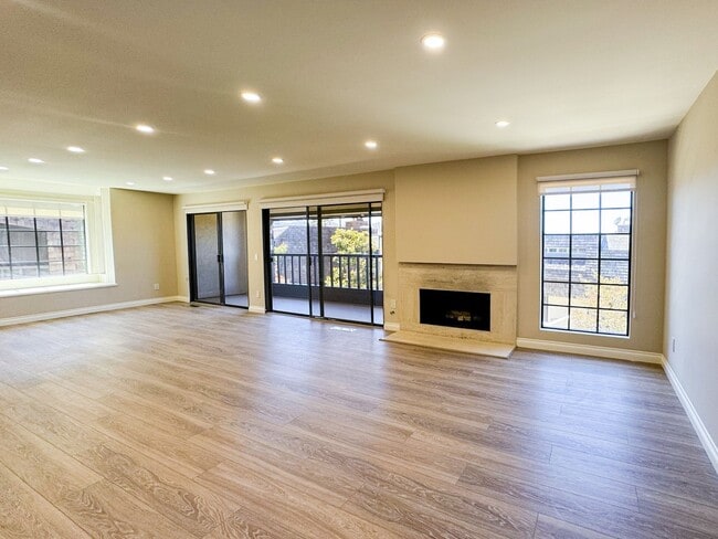 Building Photo - Luxurious Coastal Living: Fully Remodeled 3-Bed, 3.5-Bath with Ocean Views in Sea Point
