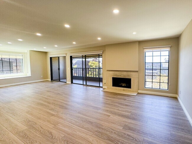 Foto del edificio - Luxurious Coastal Living: Fully Remodeled 3-Bed, 3.5-Bath with Ocean Views in Sea Point