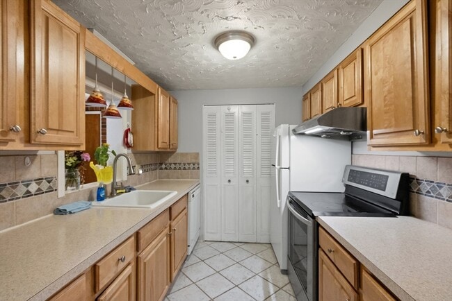 Building Photo - 46 Greentree Ln