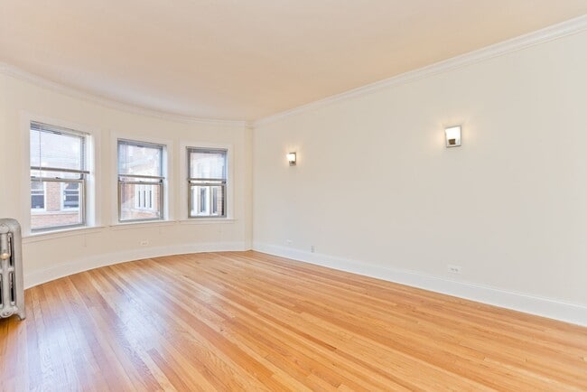 Building Photo - Top Floor One Bedroom Apartment in Edgewater