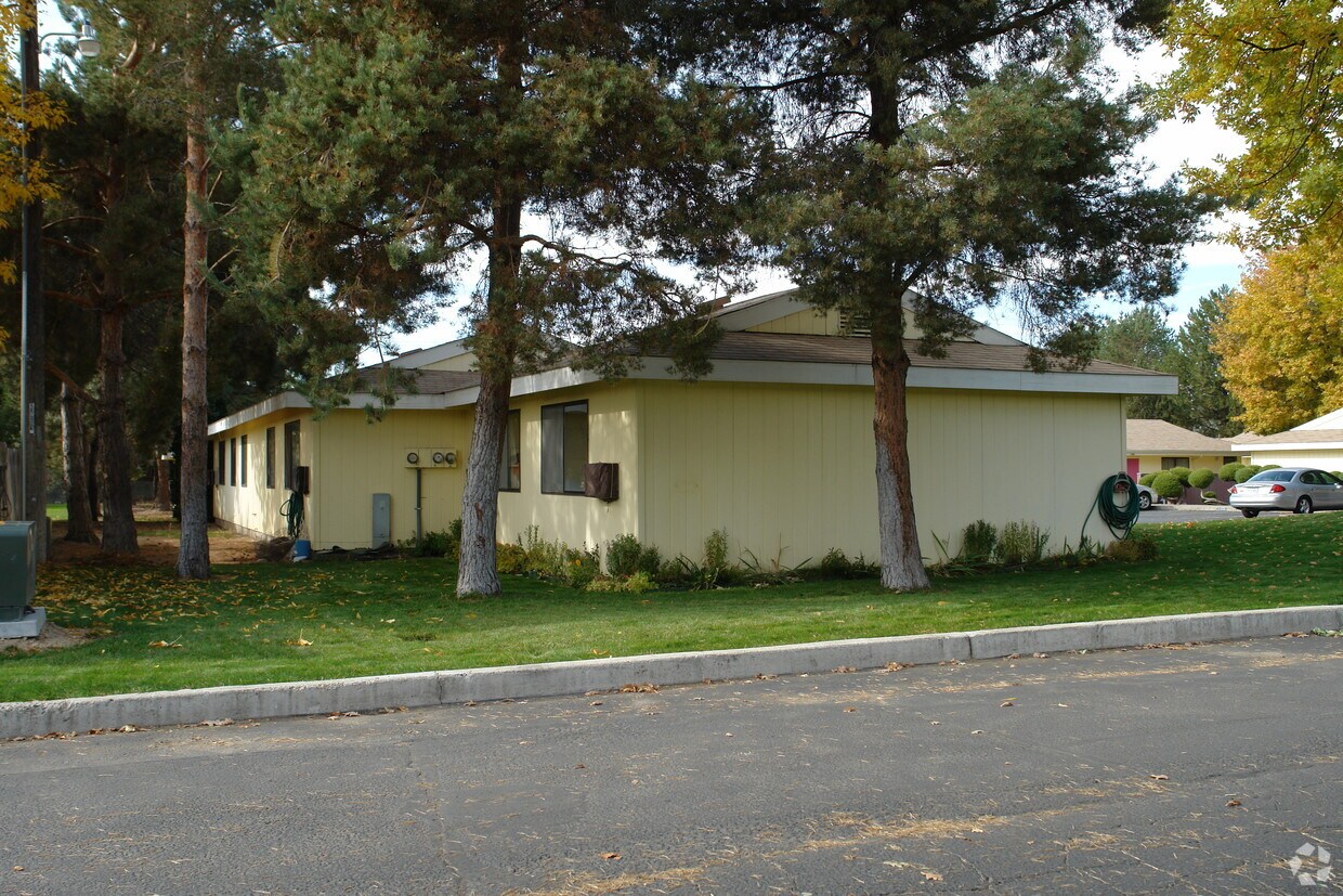 Building Photo - Ontario Manor