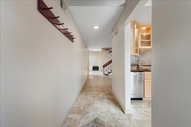 Foto del edificio - 2063 Whitehall Pl