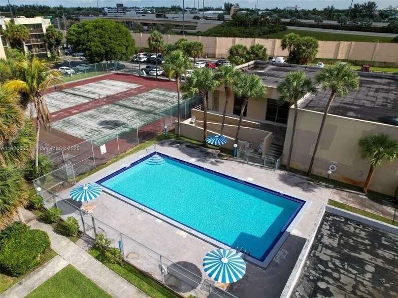 Foto principal - 8625 NW 8th St