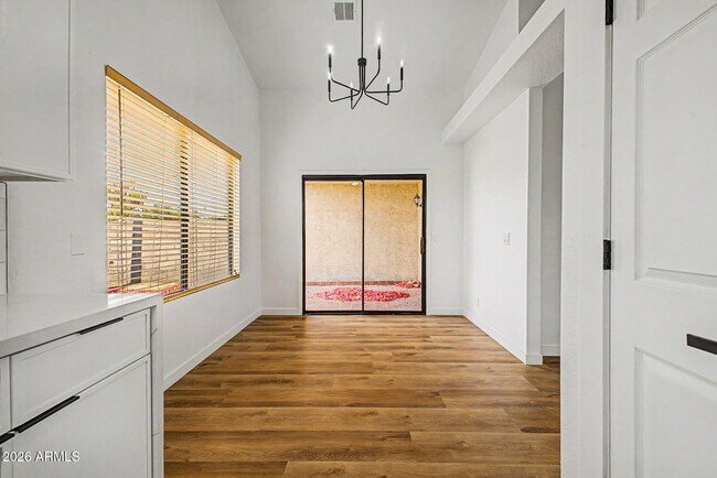 Building Photo - 921 S Val Vista Dr
