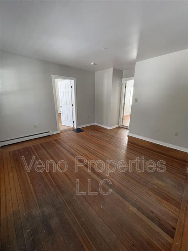 Foto del edificio - 24 W Main St