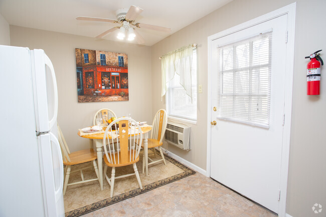 2BR, 1BA - 944 SF - Dining Area - Eleven Oaks