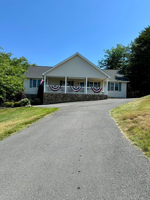 610 Cedar Ct, Woodstock, VA 22664 House Rental in Woodstock, VA