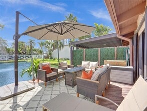 Building Photo - 2667 Parkview Dr S