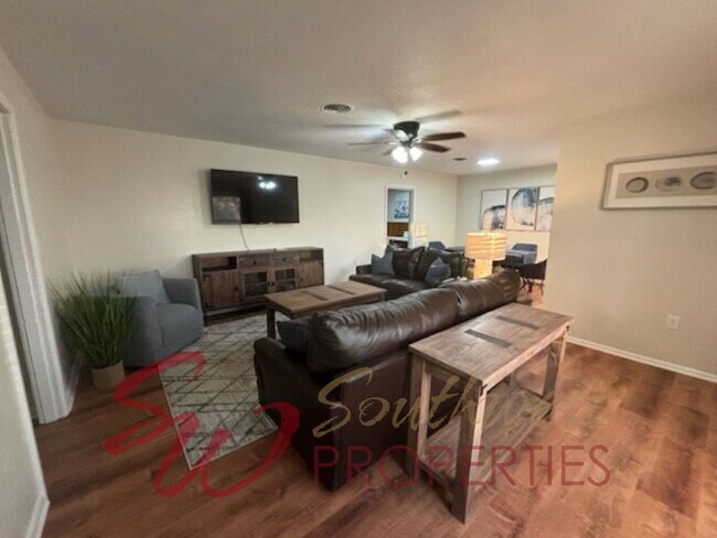 Foto del edificio - Welcome to the Texan Sideline! 4 bedroom 3 bath across from TSU football stadium!!