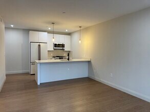 Building Photo - 100 Lincoln St