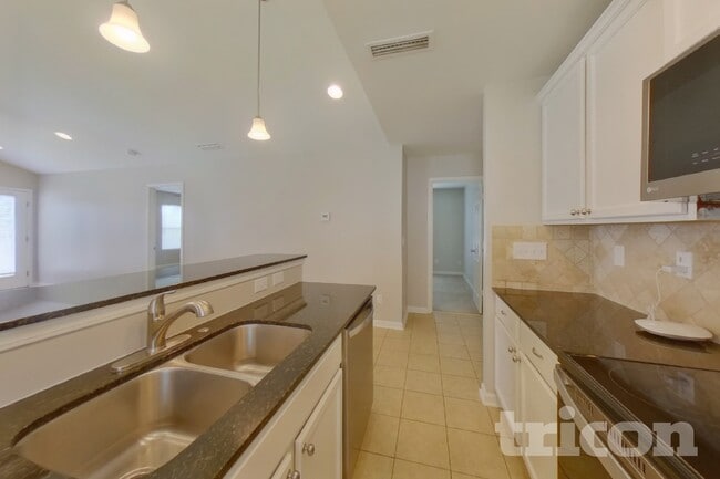 Building Photo - 4201 Broadstairs Dr SW