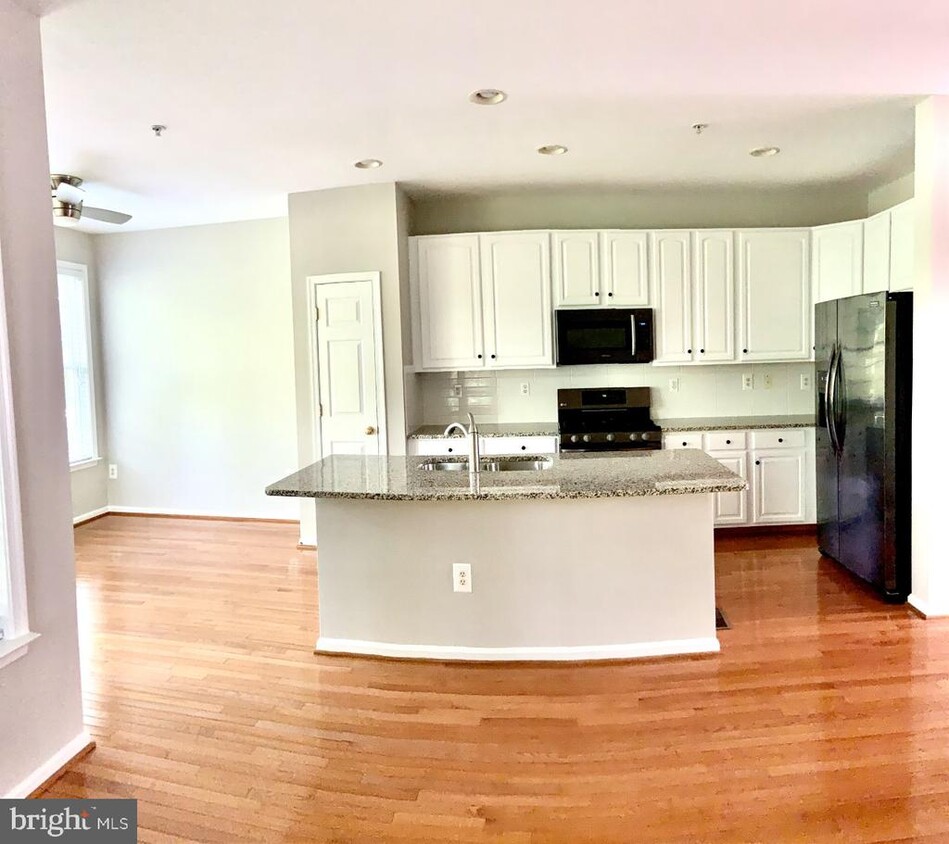 Primary Photo - 11023 Birchtree Ln