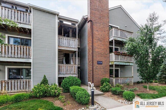 Foto del edificio - 2114 Ravens Crest Dr