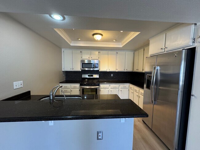 Foto del edificio - Bright and Airy 2Bd/2Ba Condo w/AC, W/D an...