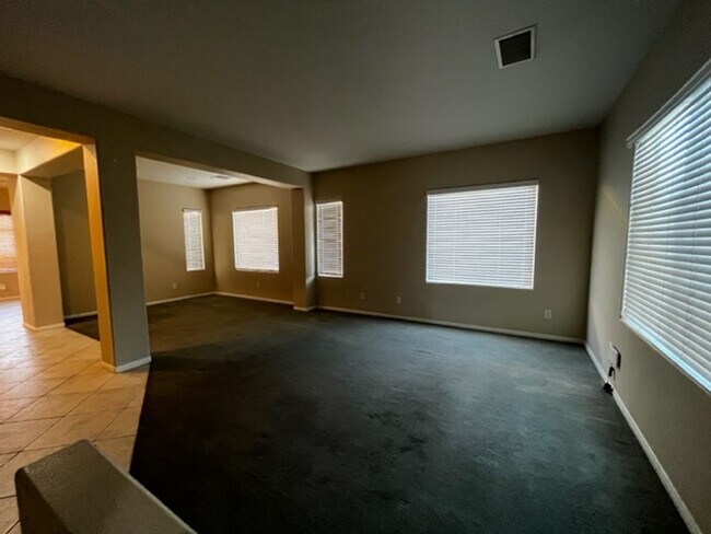Foto del edificio - Stunning 4-bedroom, 2.5-bathroom home loca...