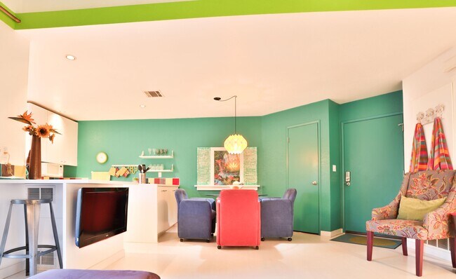 Comida - 48255 Monroe St