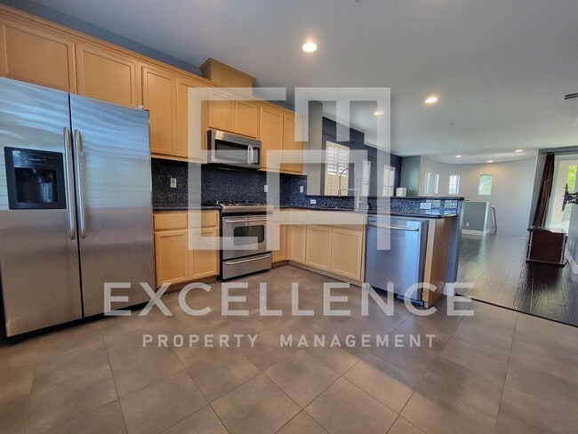 Building Photo - Beautifully Updated 2/2 with 2 Car Garage,...