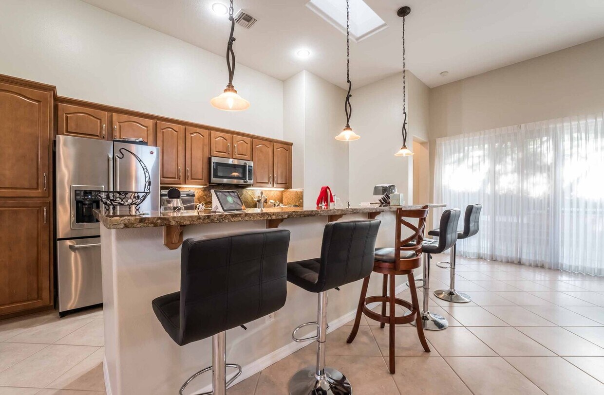 Primary Photo - Luxurious Furnished Home in Anthem Country...