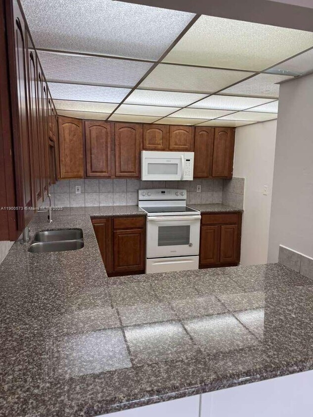 Foto principal - 7000 NW 186th St