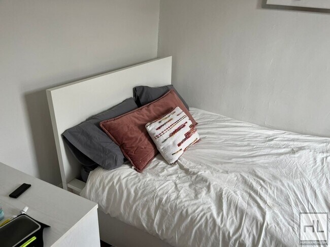 Building Photo - BEDFORD AVENUE 1-Bed / 1-Bath