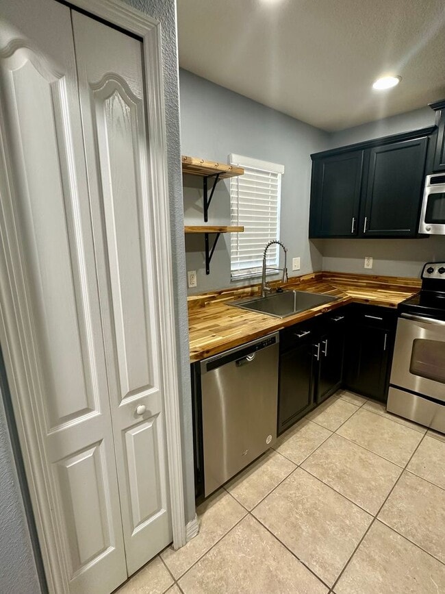Building Photo - Beautiful and updated Townhouse