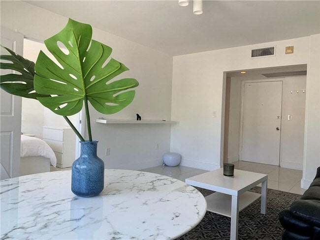 Foto del edificio - 1480 Euclid Ave