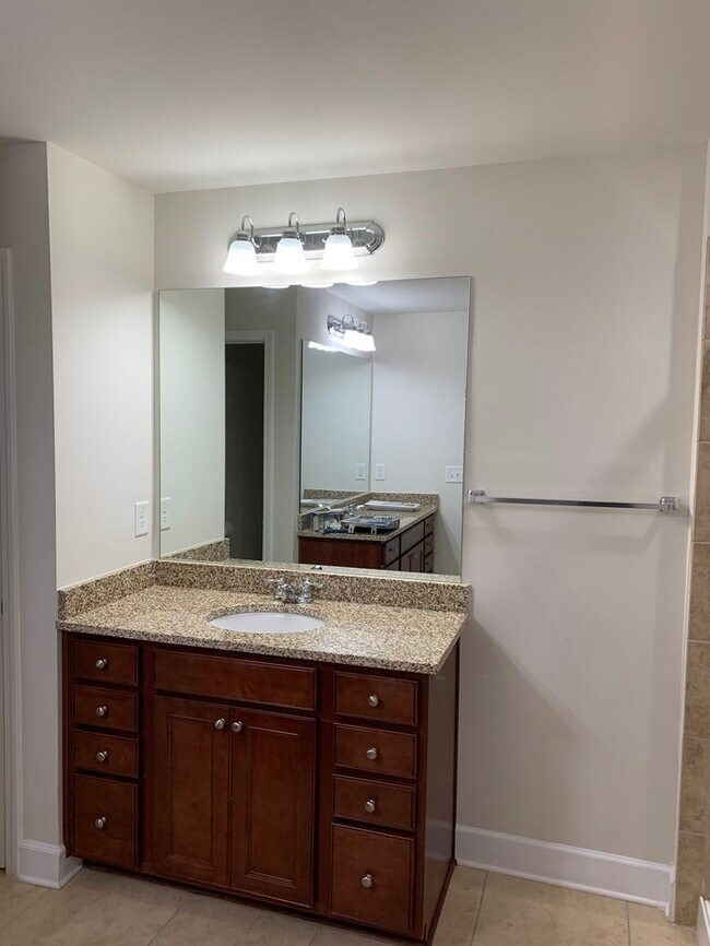 Building Photo - Newly remodeled gated townhome for RENT