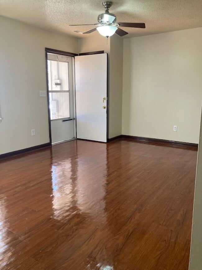 Building Photo - 2/BR, 1/Bath house with HUGE fenced backya...