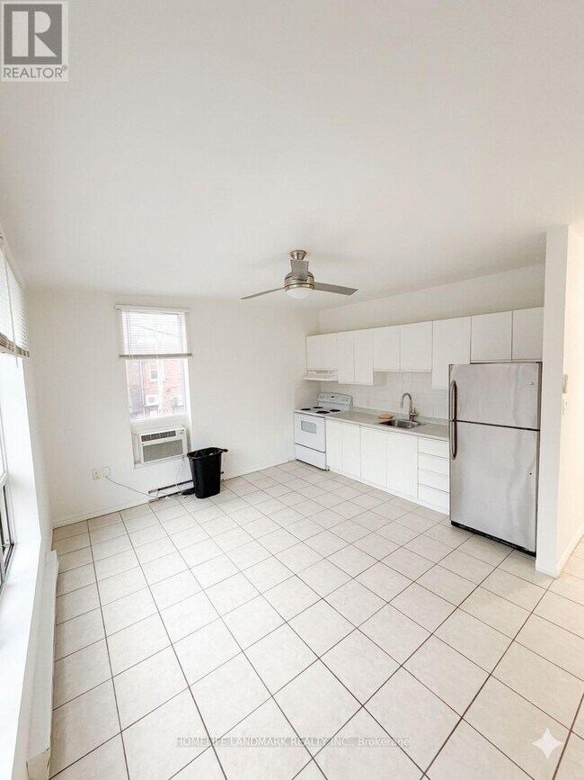 Photo du bâtiment - 968 Bathurst St