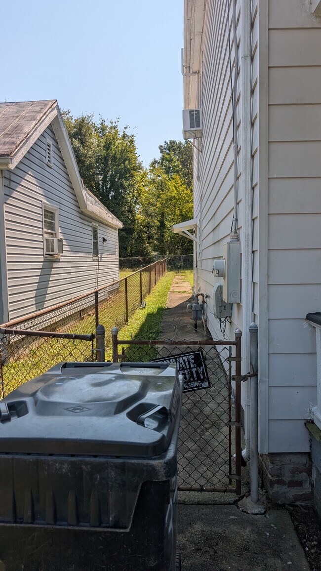 Building Photo - 3708 Lawson St
