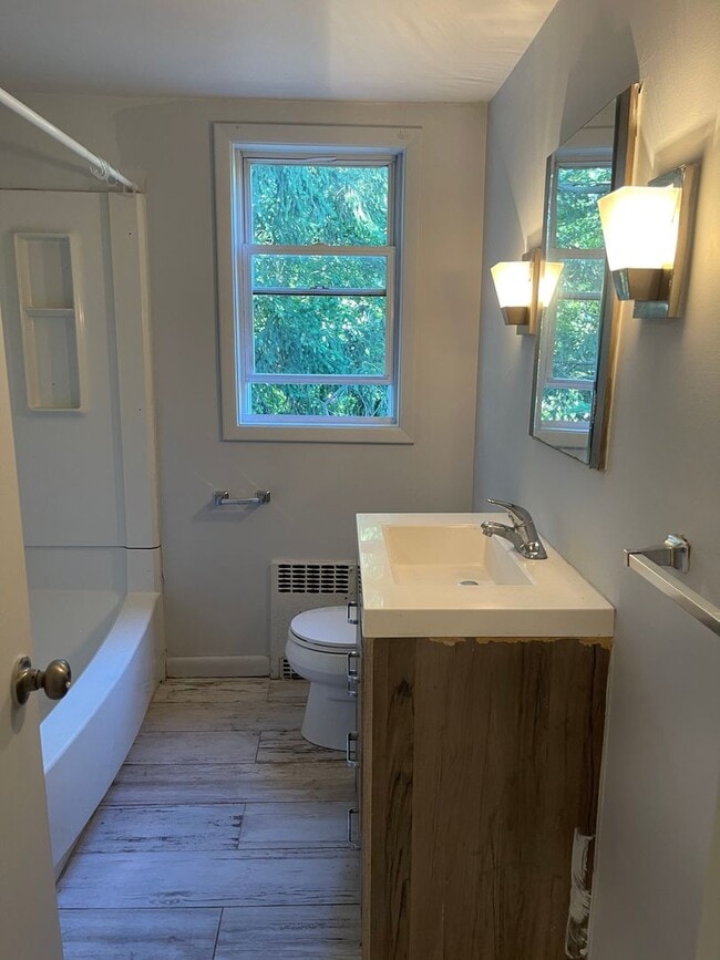 Foto del edificio - **100 SICARD ST** Basement+Driveway+Off-Street Parking+Free Washer/Dryer+Deck+Backyard