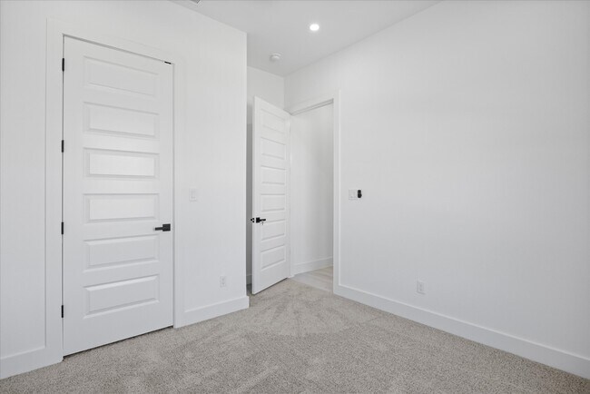Building Photo - 2057 Glenhollow Dr