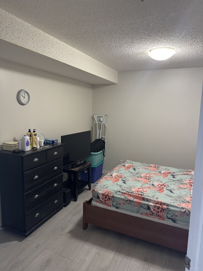 Photo du bâtiment - 6921-199 199 St NW