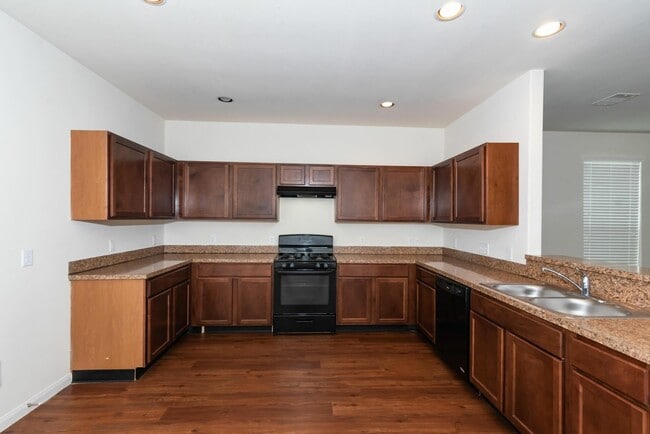Building Photo - 16 Leisure Shore Ct