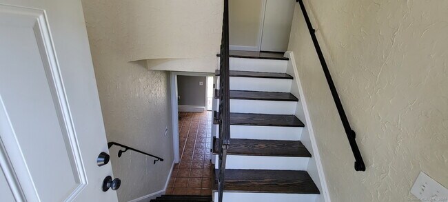 Building Photo - 5 Ken Oaks Dr