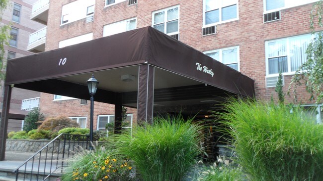 Consultorio dental - White Plains - Vista a la calle con la entrada para auto en forma de herradura - 10 Old Mamaroneck Rd