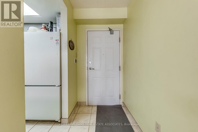 Photo du bâtiment - 250-250 Webb Dr