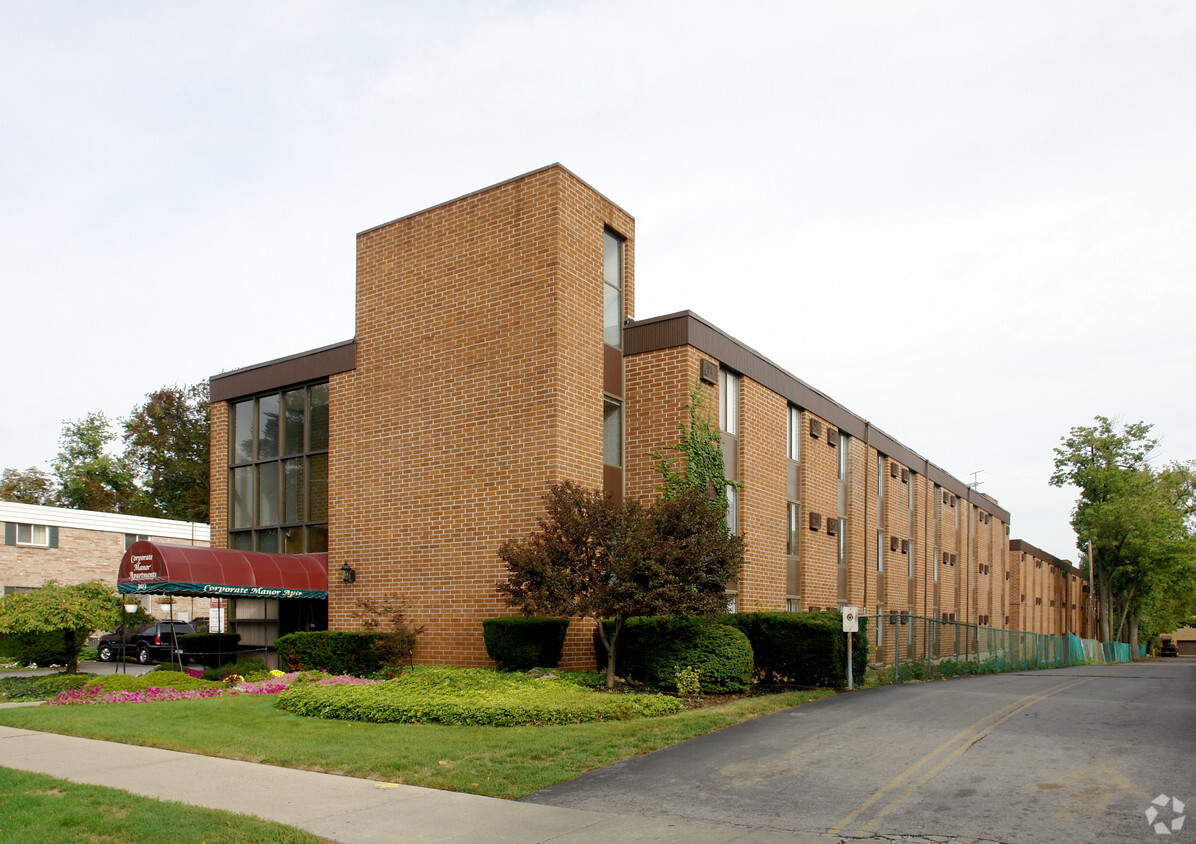 Primary Photo - Corporate Manor Apartments